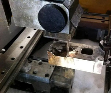 線(xiàn)切割機(jī)床工作時(shí)短路是怎么回事？